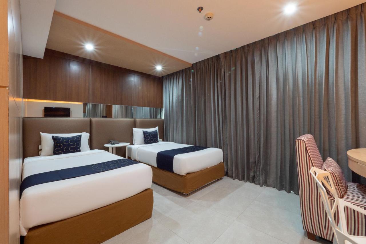 Capital O 1088 Golden Dragon Beach Resort Bang Lamung Exterior photo